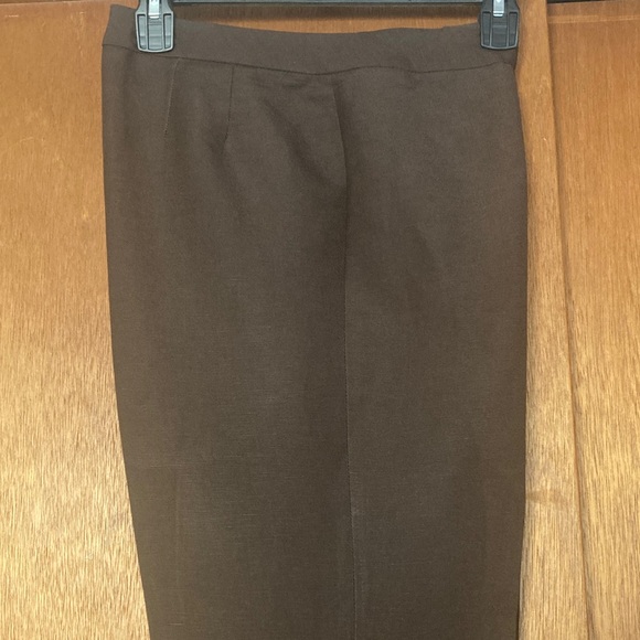 Tahari 3 pcs Suit in White and Brown with Embroidered Jacket. - Picture 9 of 10